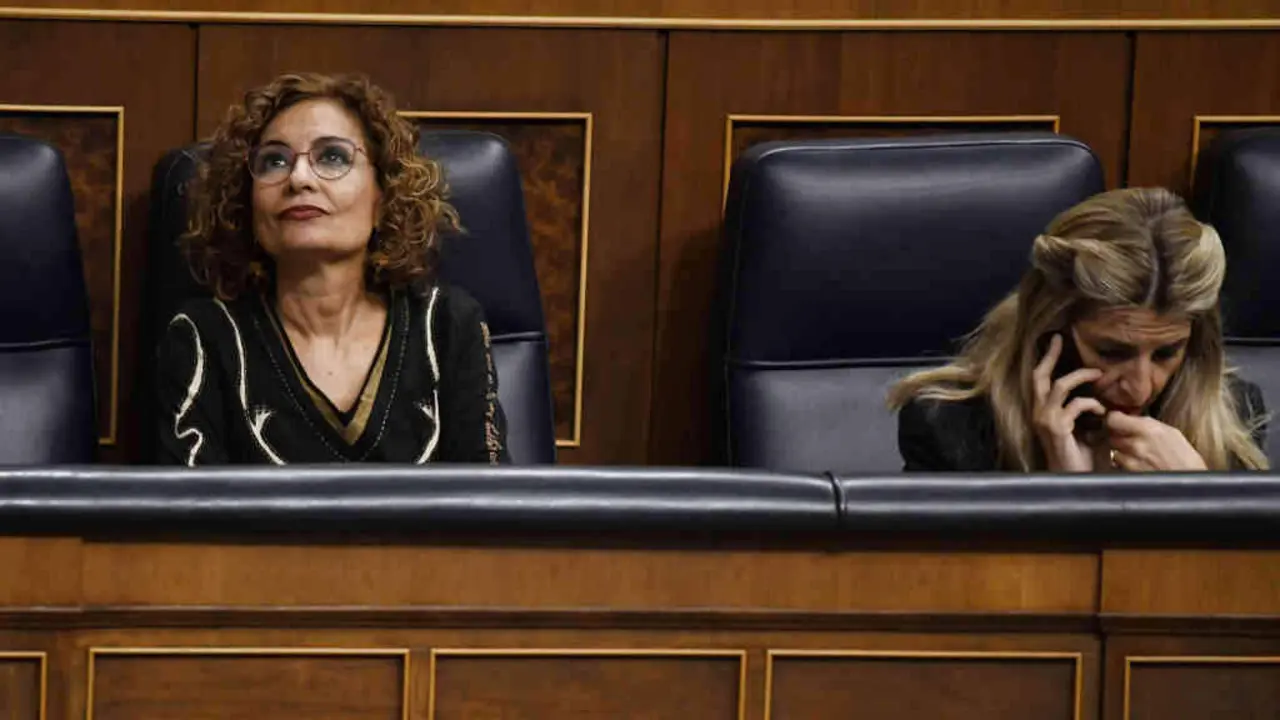 A vicepresidenta primeira e ministra de Facenda, Mar&iacute;a Jes&uacute;s Montero, e a vicepresidenta segunda e ministra de Traballo e Econom&iacute;a Social, Yolanda D&iacute;az, durante o pleno no Congreso dos Deputados, o 19 de decembro de 2024. (Foto: Fernando S&aacute;nchez - Europa Press)