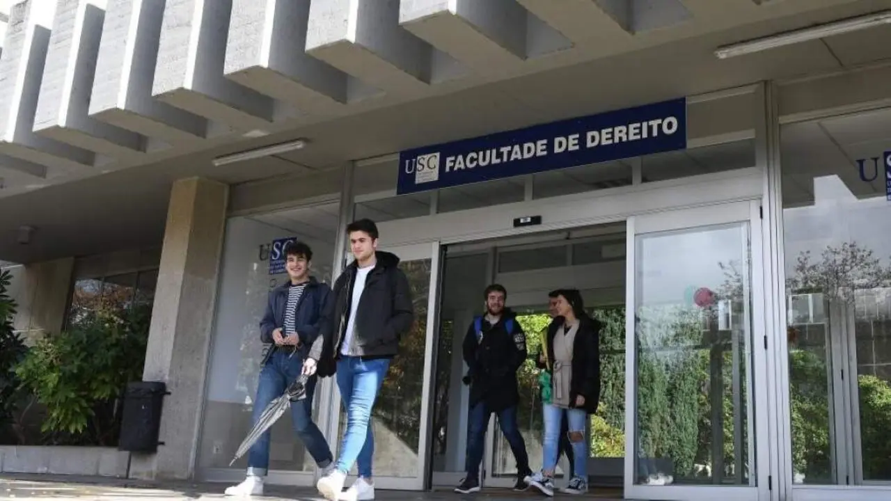 Entrada da Facultade de Dereito da USC. (Foto: USC)