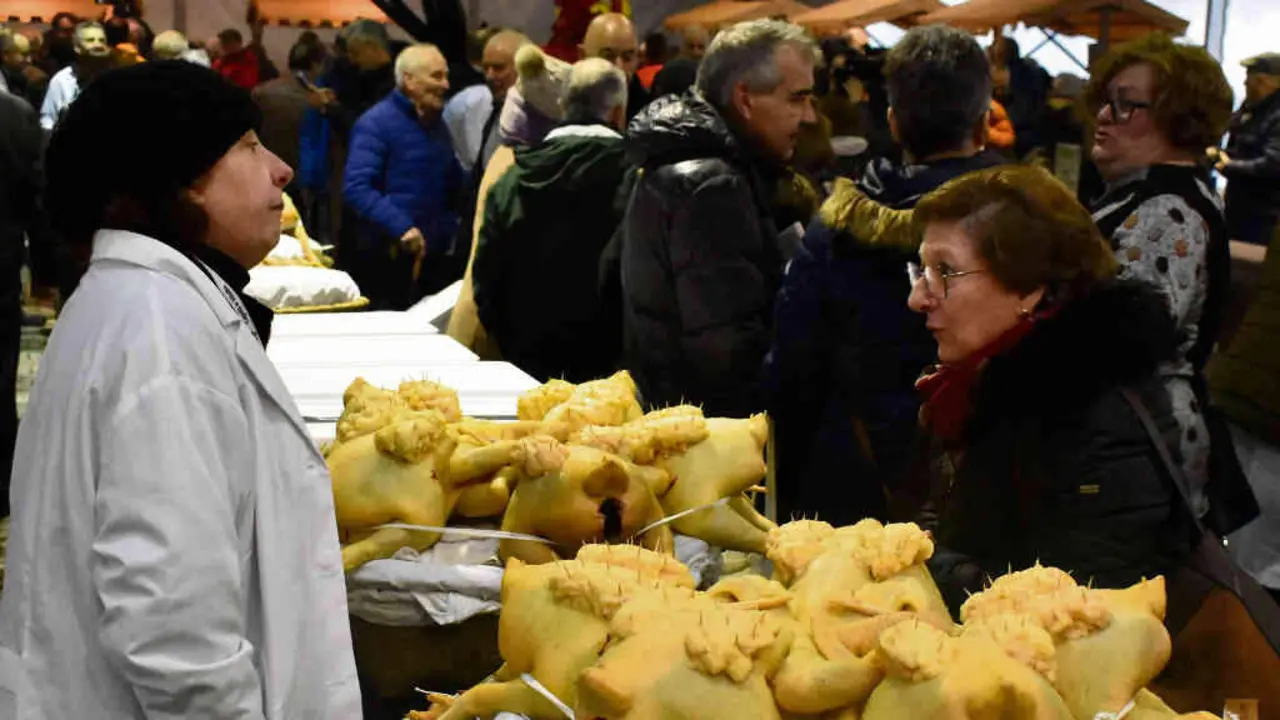 Unha clienta falando cunha criadora de cap&oacute;ns na feira do ano pasado en Vilalba (A Terra Ch&aacute;). (Foto: Concello de Vilalba)