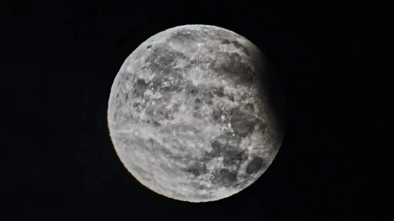 Eclipse lunar parcial observado na Rep&uacute;blica Checa o 18 de setembro de 2024. (Foto: Patrik Uhl&iacute;&oslash; / CTK / dpa)