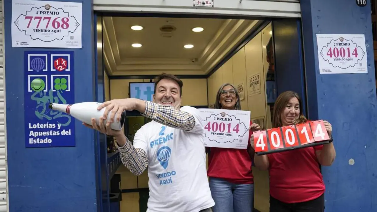 Persoal da administraci&oacute;n de lotar&iacute;a n&uacute;mero 7 de Vigo celebrando a venda dun segundo premio no Sorteo de Nadal. (Foto: Adri&aacute;n Irago /  Europa Press)