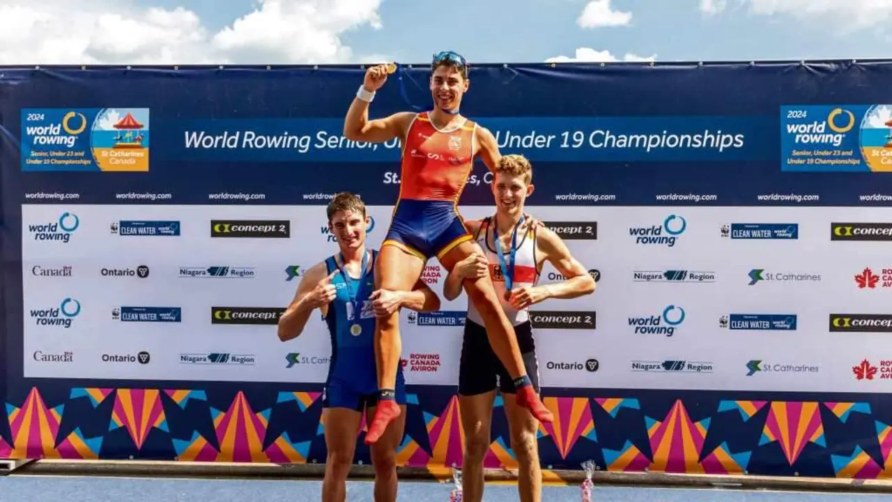 O italiano Giovanni Borgonovo e o alem&aacute;n Moritz Kuepper levantando o noi&eacute;s Caetano Horta (no centro) ap&oacute;s vencer no Mundial sub-23 do Canad&aacute;. (Foto: FER)