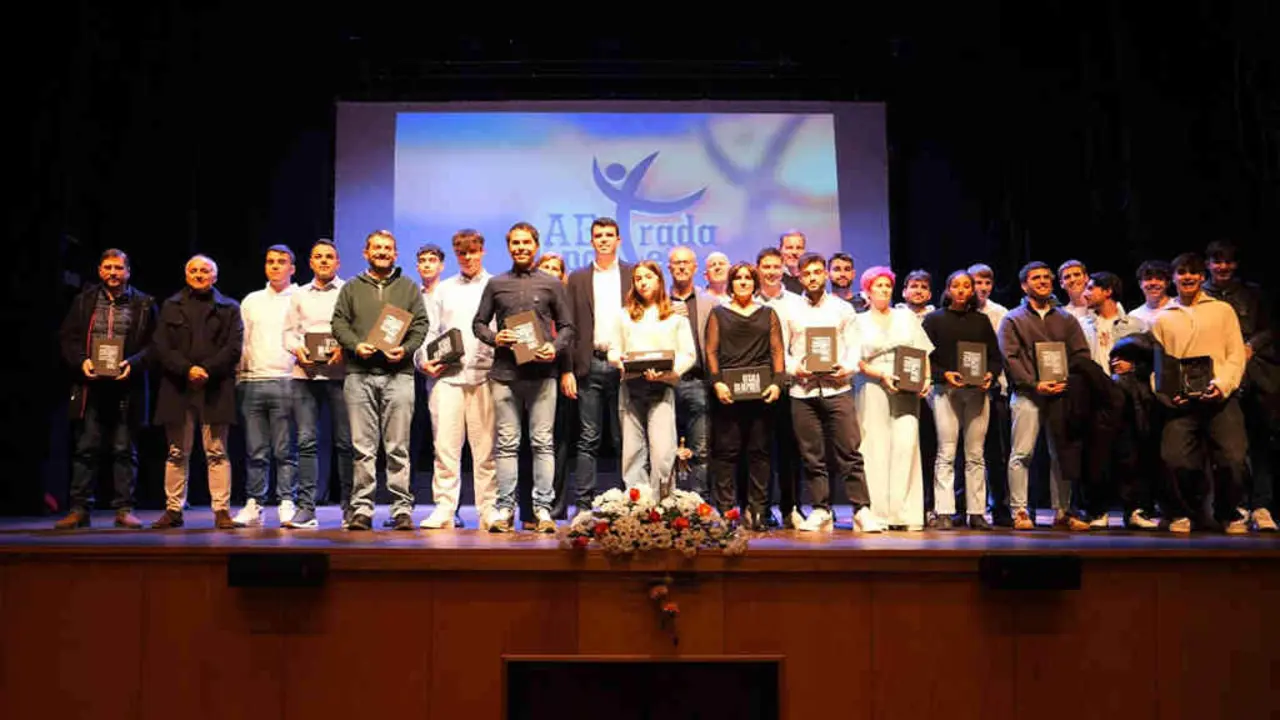 Ga&ntilde;adoras e ga&ntilde;adores na Gala do deporte da Estrada. (Foto: Concello da Estrada)