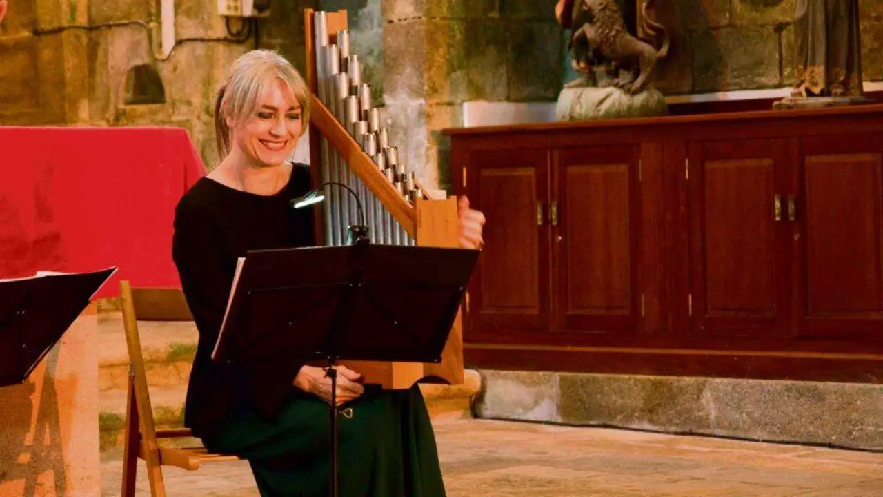 A instrumentista Bel&eacute;n Bermejo, experta en m&uacute;sica galega, tocando o organetto. (Foto: Fernando Pazos)