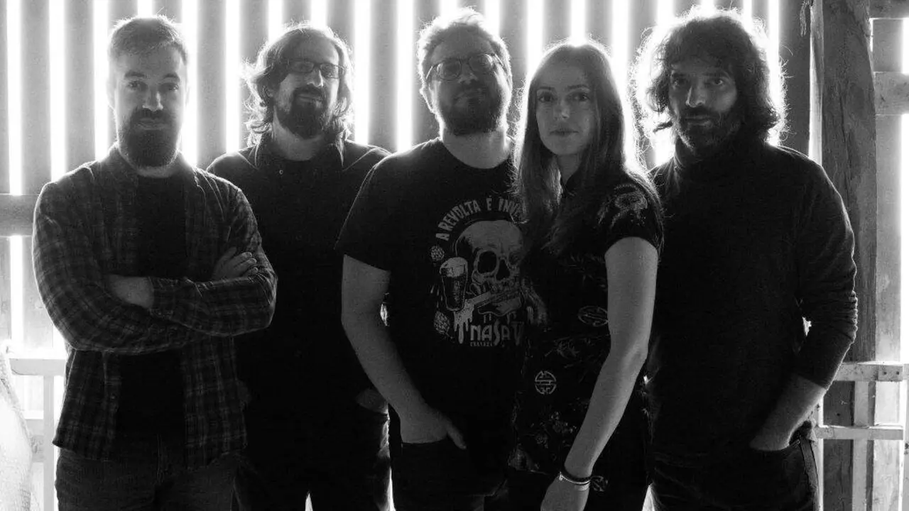 O novo rexistro &eacute; o primeiro que a banda publica coa vocalista Vanessa Garc&iacute;a. (Foto: Os John Deeres)