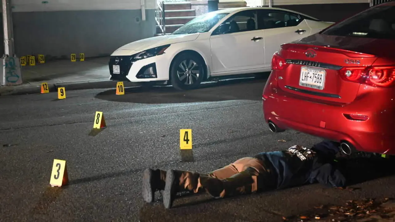Un polic&iacute;a investigando o 2 de xaneiro de 2025 o lugar do tiroteo poucas horas antes en Nova York (Estados Unidos). (Foto: Kyle Mazza / SOPA Im&aacute;genes v&iacute;a ZUMA / DPA v&iacute;a Europa Press)