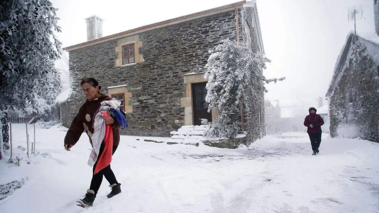D&uacute;as persoas paseando pola neve en Pedrafita do Cebreiro (Os Ancares). (Foto: Carlos Castro / Europa Press)