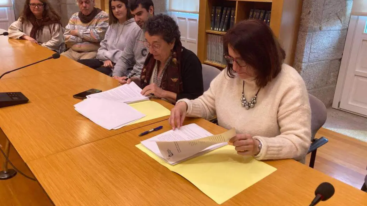 A presidenta do Consello da Cultura Galega (CCG), Rosario &Aacute;lvarez, e a directora do IES Escolas Proval, Mar&iacute;a Pilar Piay Pombo, asinando esta sexta o acordo de cesi&oacute;n. (FOto: CCG)