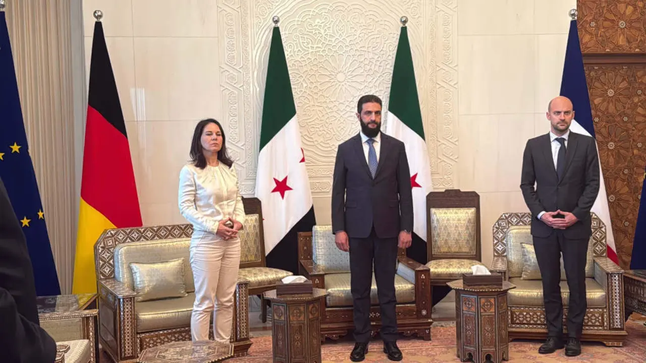 A ministra de Exteriores alem&aacute; Annalena Baerbock, o l&iacute;der xihadista sirio Mohammad al Golani e o respons&aacute;bel de Exteriores franc&eacute;s, Jean-No&euml;l Barrot, o 3 de xaneiro de 2025 en Damasco (Siria). (Foto: J&ouml;rg Blank / DPA v&iacute;a Europa Press)