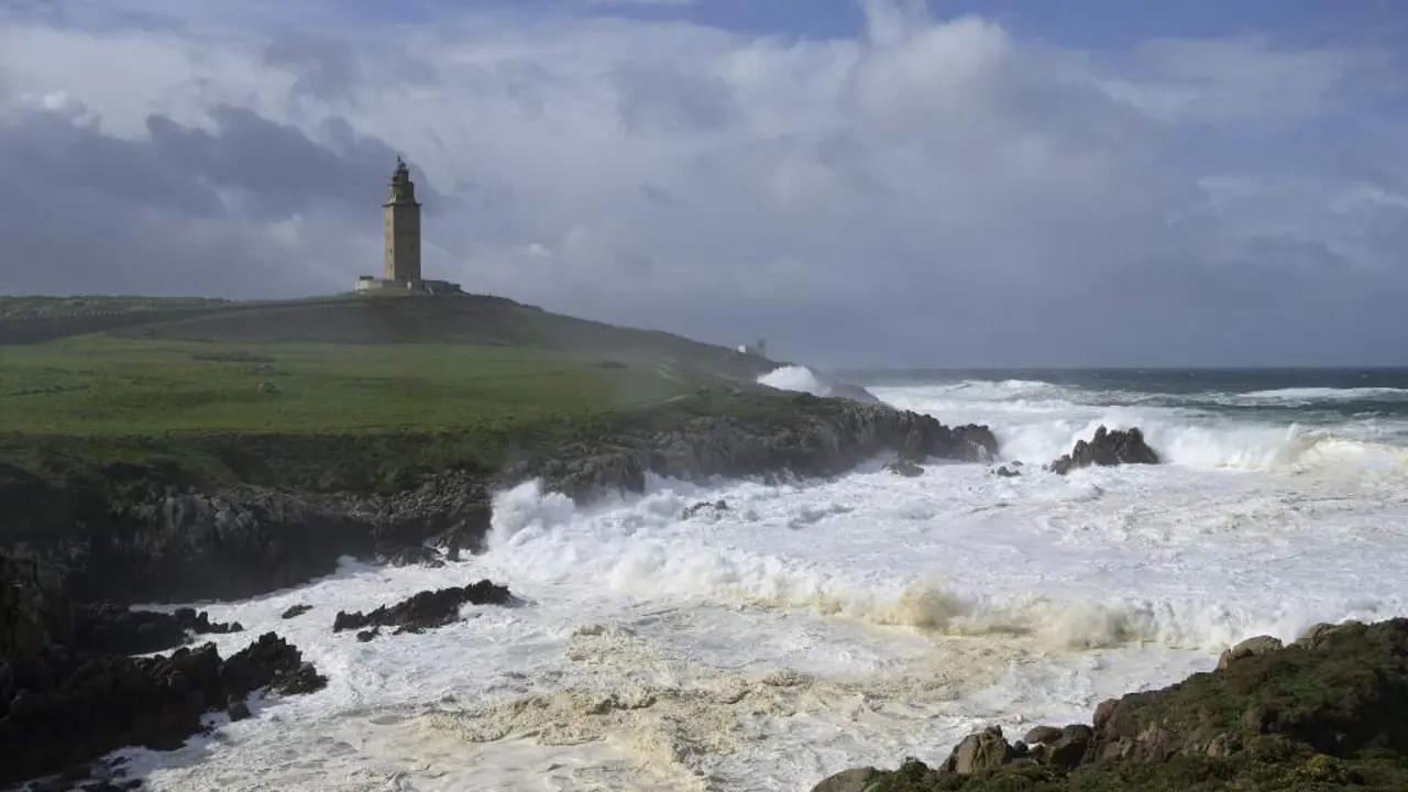 Ondas fronte a Torre de H&eacute;rcules, na Coru&ntilde;a, nunha imaxe de arquivo. (Foto: M. Dylan / Europa Press)