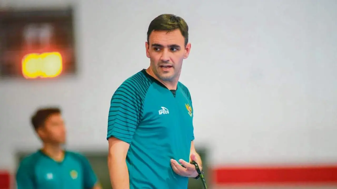 O chantad&eacute;s H&eacute;ctor Souto, adestrando a selecci&oacute;n de Indonesia. (Foto: Cedida)