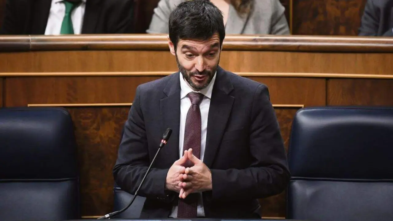 O ministro de Dereitos Sociais, Pablo Bustinduy, no Congreso. (Foto: Fernando S&aacute;nchez / Europa Press)