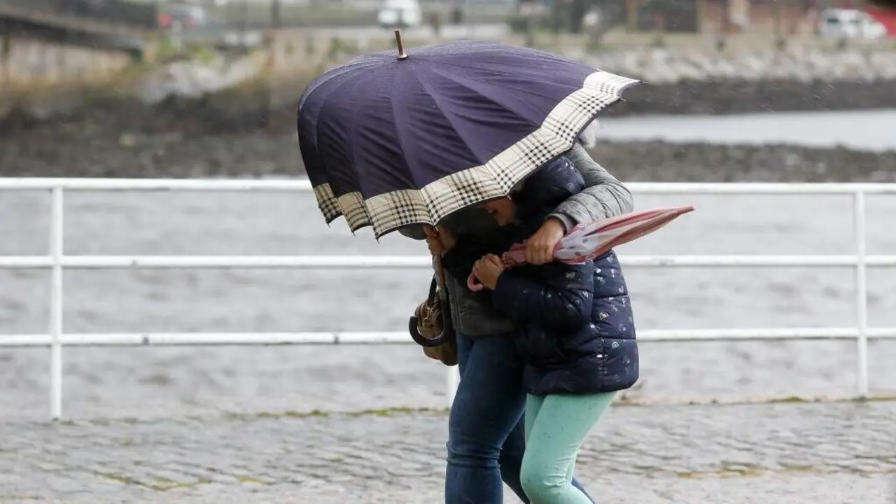 D&uacute;as persoas cami&ntilde;an con dificultade por mor do vento, en Viveiro (A Mari&ntilde;a) nunha imaxe de arquivo. (Foto: Carlos Castro / Europa Press)