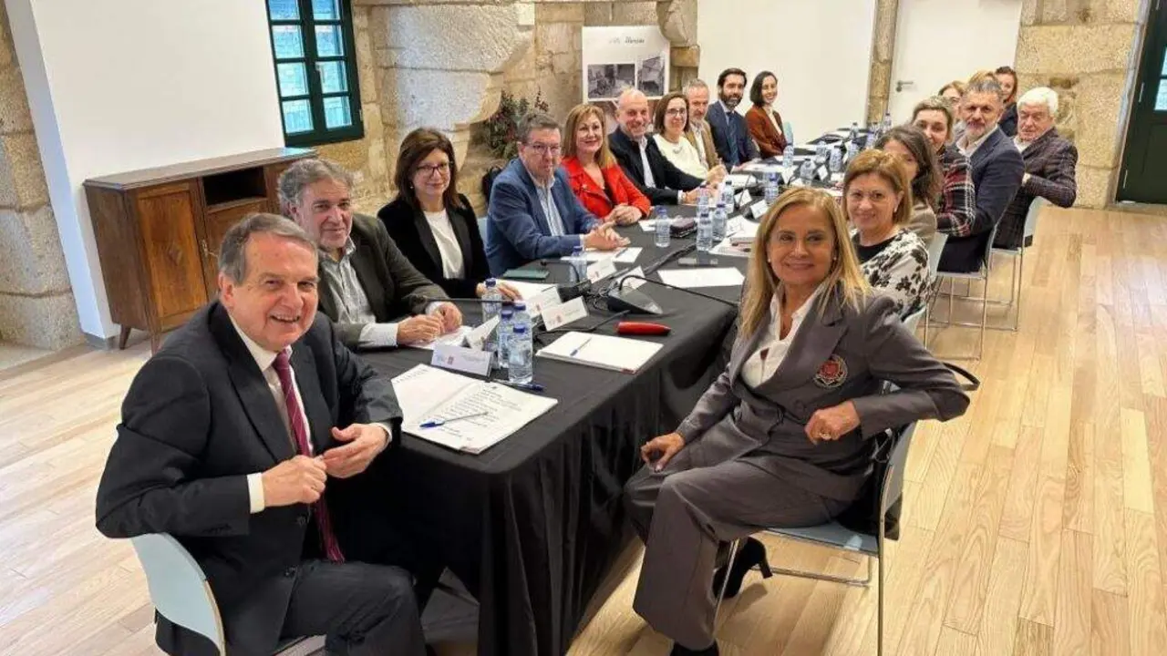 Abel Caballero, &aacute; esquerda, esta sexta feira na xuntanza do Goberno de Vigo no Pazo da Raposeira. (Foto: N&oacute;s Diario)