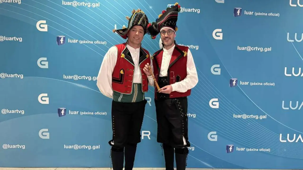 Alberto Costas e Rubén Troitiño cun dos punteiros orixinais de Avelino Cachafeiro. (Foto: N&oacute;s Diario)