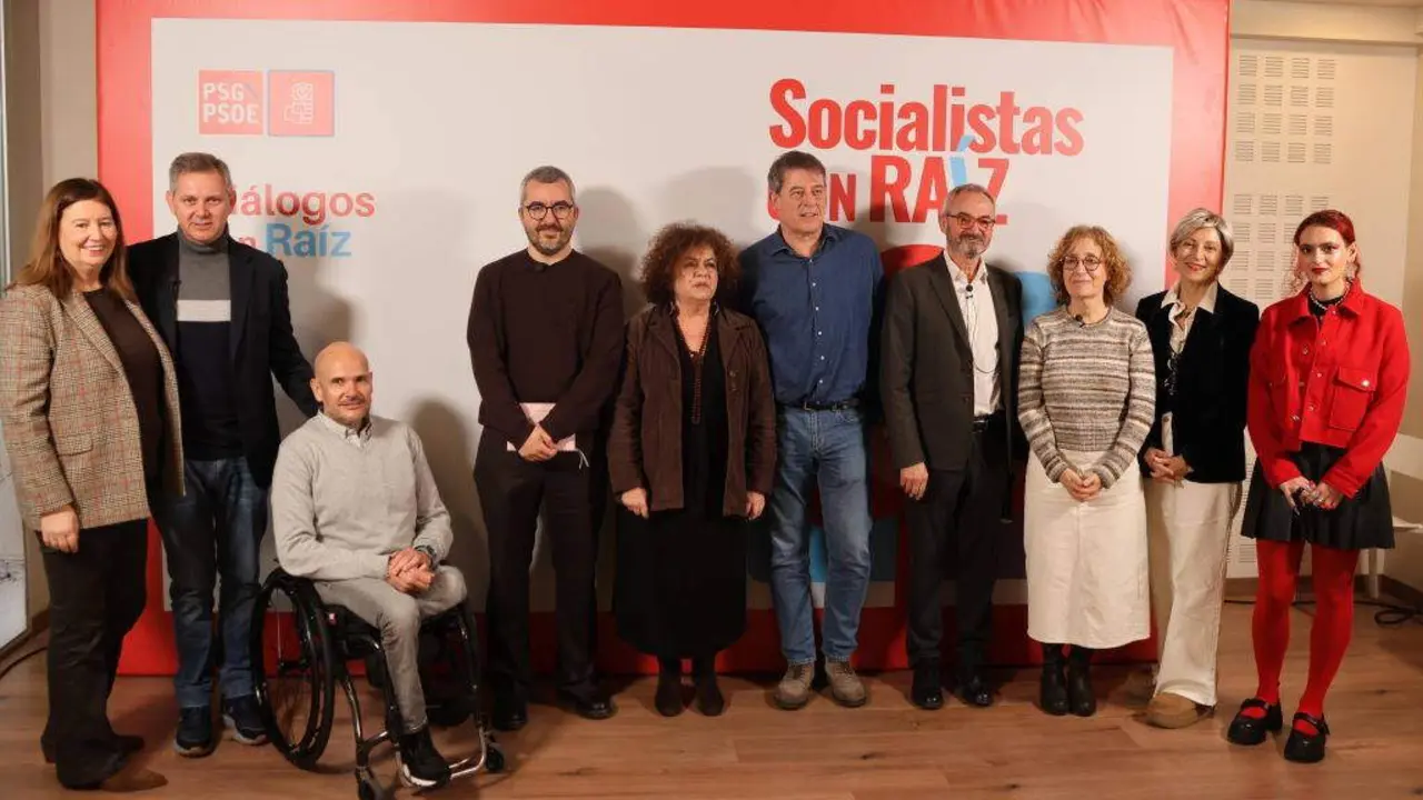 Jos&eacute; Ram&oacute;n G&oacute;mez Besteiro acompa&ntilde;ado dos e das participantes nas xornadas 'Benestar: dos dereitos &aacute; realidade' en Ourense. (Foto: N&oacute;s Diario)
