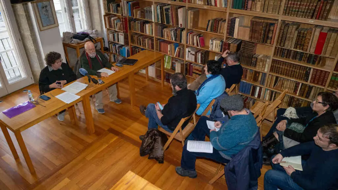 Rolda de prensa onte de Margarita Prieto e Francisco V&aacute;zquen, do grupo promotor da entidade, en Compostela. (Foto: Arxina)