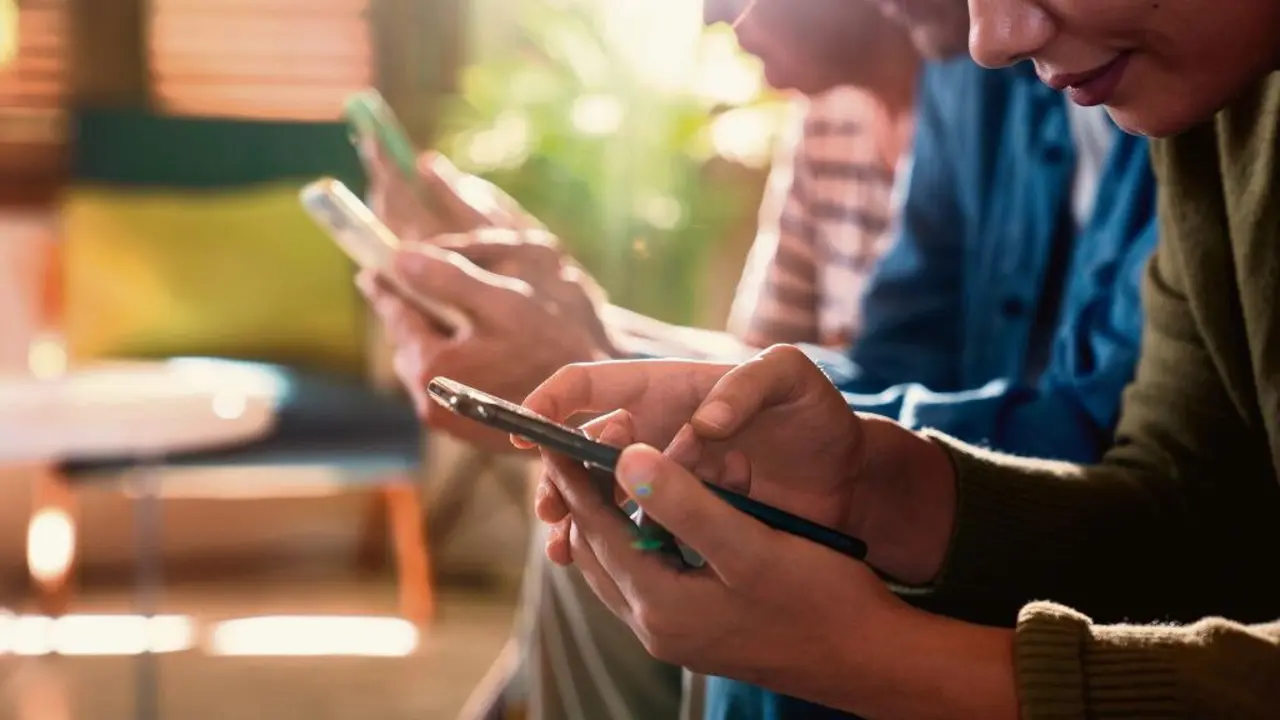 Usuarios de redes sociais e medios de comunicaci&oacute;n cos seus tel&eacute;fonos m&oacute;biles. (Foto: Sebra)