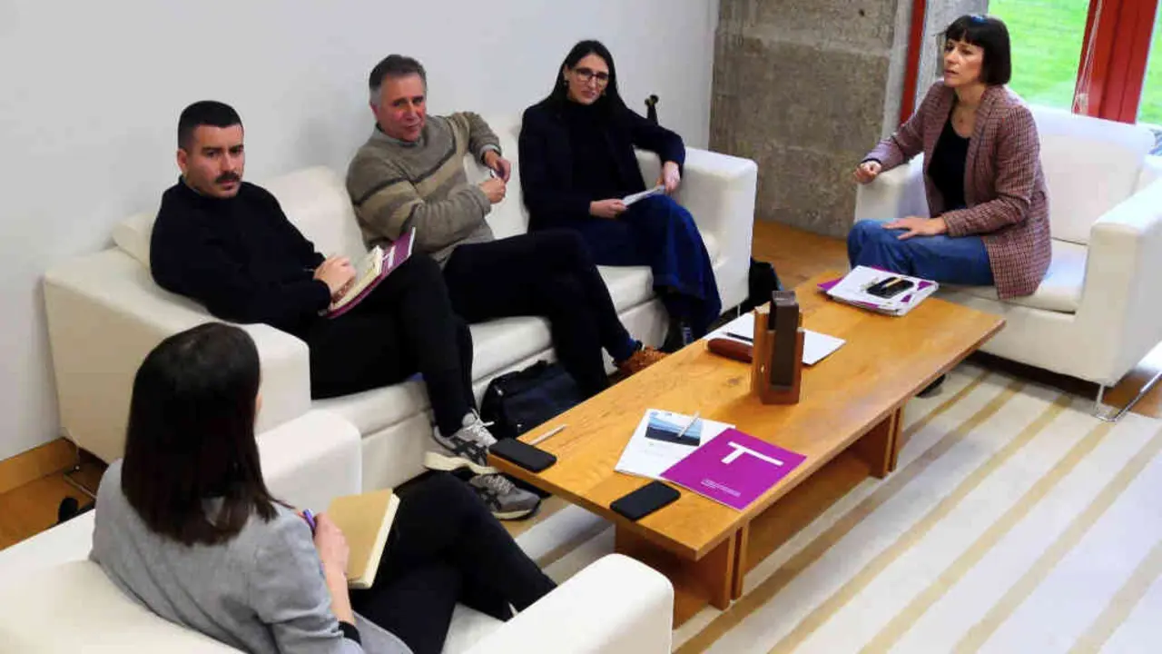 Olalla Rodil, Daniel Castro, Lourenzo Fern&aacute;ndez, Mar&iacute;a Loureiro e Ana Pont&oacute;n, esta terza feira en Santiago. (Foto: N&oacute;s Diario)