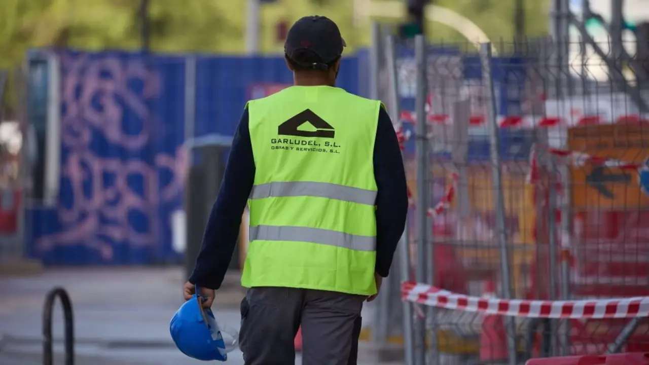 Un operario da construci&oacute;n nunha zona de obras. (Foto: Jes&uacute;s Hell&iacute;n / Europa Press)