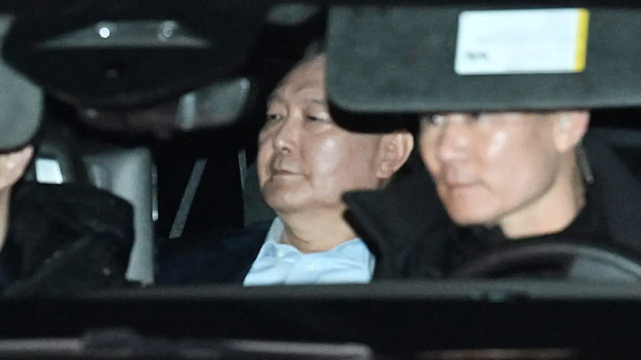 Yoon Suk-yeol (no centro), o 15 de xaneiro de 2025 no traslado ao Centro de Detenci&oacute;n de Se&uacute;l ap&oacute;s o interrogatorio. (Foto: YNA / DPA v&iacute;a Europa Press)