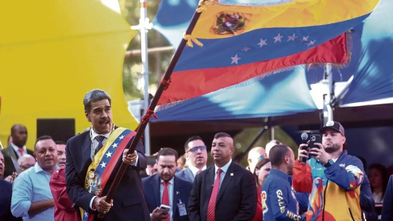 Nicol&aacute;s Maduro ondea unha bandeira de Venezuela tras ser investido presidente o pasado 10 de xaneiro. (Foto: Marcos Salgado / Xinhua News / ContactoPhoto)