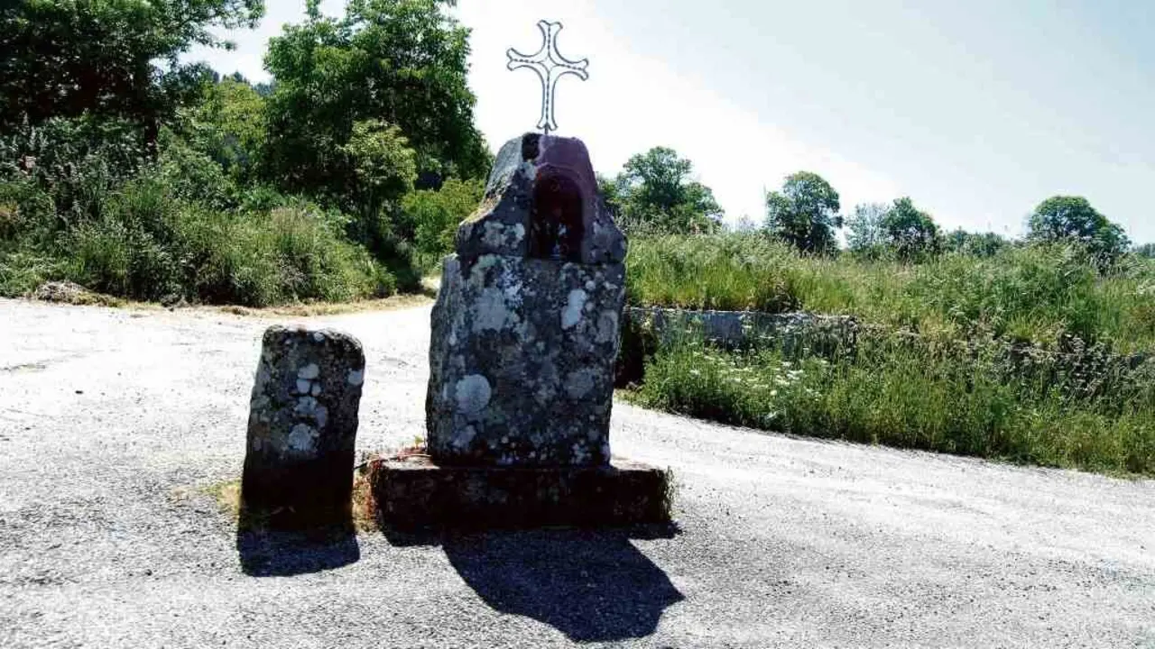 Cruce de cami&ntilde;os con peto de &aacute;nimas e marco. (Foto: R. Q.)