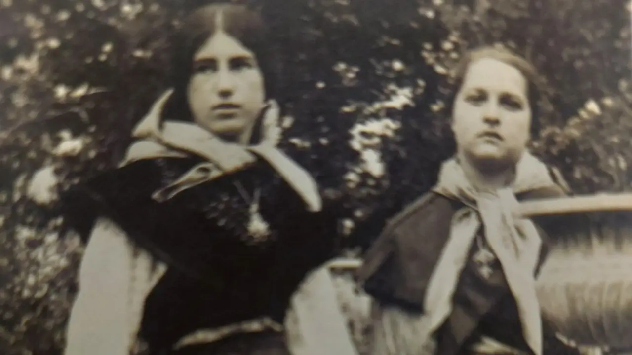 Matilde e Julia na aldea de Vixoi (circa. 1920). [Foto: 'Matilde Landa. El compromiso y la tragedia' de David Ginard]