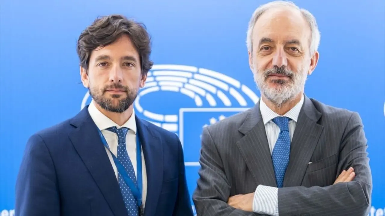 Os eurodeputados do PPdeG, Francisco Mill&aacute;n Mon e Adri&aacute;n V&aacute;zquez. (Foto: EUropa Press)