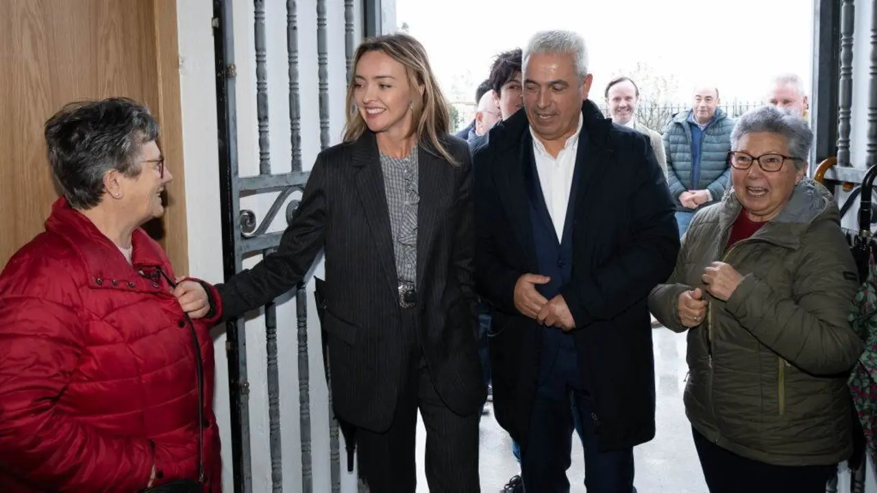 A conselleira de Pol&iacute;tica Social, Fabiola Garc&iacute;a, e o alcalde do Pino (Arz&uacute;a), Manuel Taboada, durante unha vista ao concello o pasado d&iacute;a 8. (Foto: Xunta da Galiza)