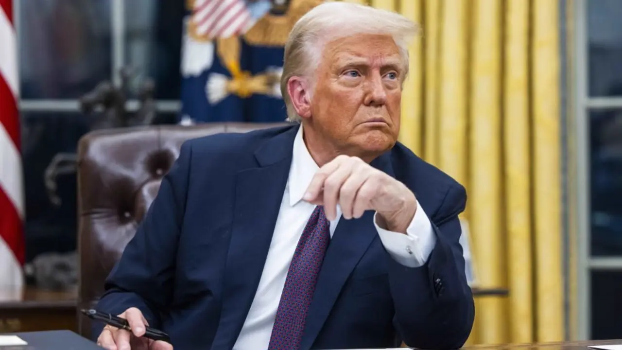 Donald Trump no Despacho Oval da Casa Branca tras asumir o seu cargo como presidente dos Estados Unidos. (Foto: Europa Press / Contacto / Jim LoScalzo)