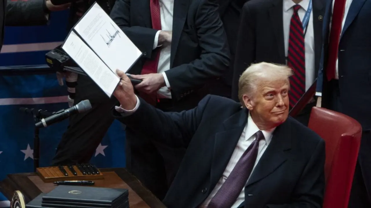 Donald Trump durante a sinatura das s&uacute;as primeiras ordes executivas tras ser investido presidente dos Estados Unidos por segunda vez. (Foto Europa Press  Contacto  K.C. Alfred)