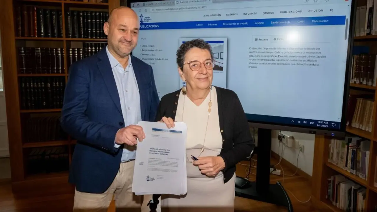 H&auml;kan Casares e Rosario &Aacute;lvarez mostran o informe do Observatorio da Cultura Galega sobre os museos. (Foto: Arxina)