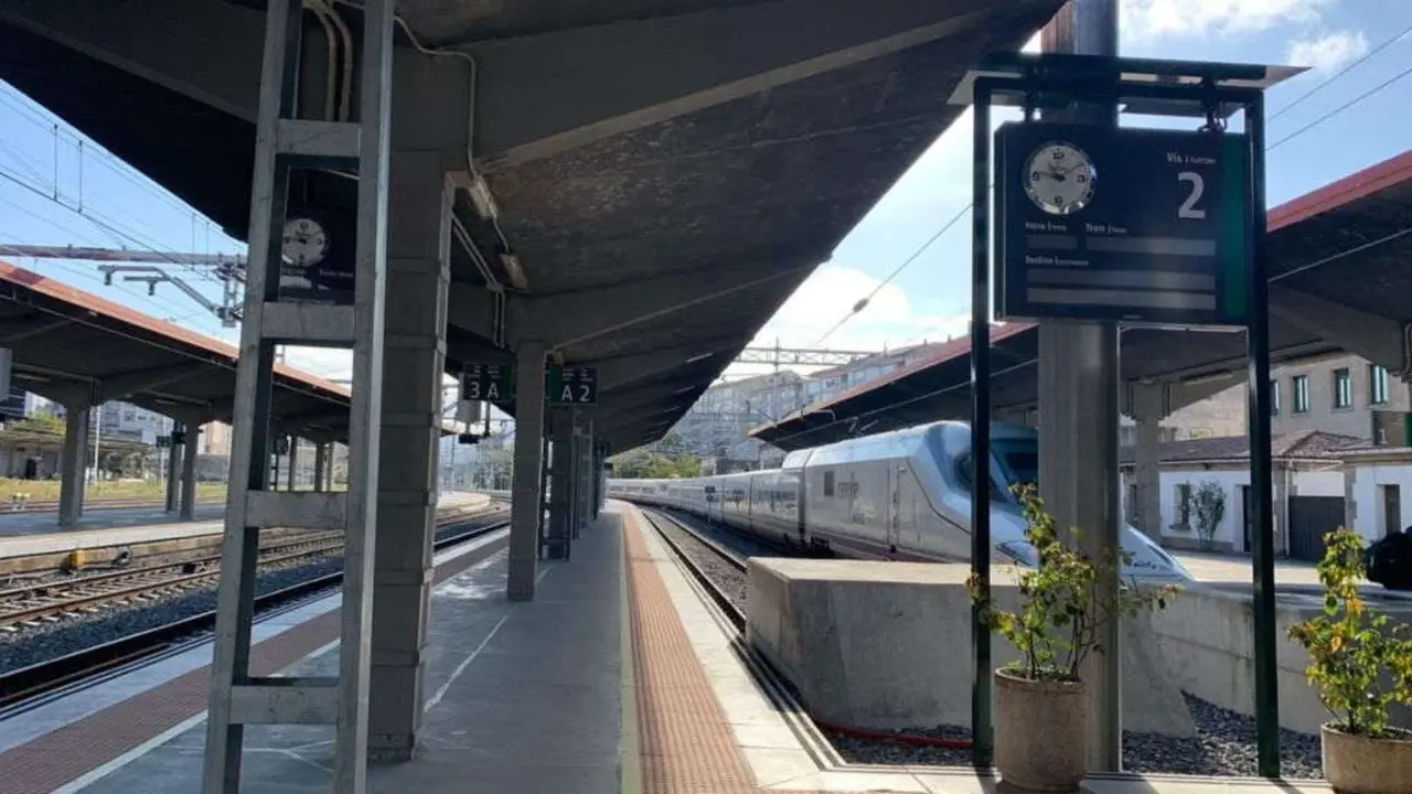 Tren estacionado na estaci&oacute;n de Ourense nunha imaxe de arquivo. (Foto: Adif)