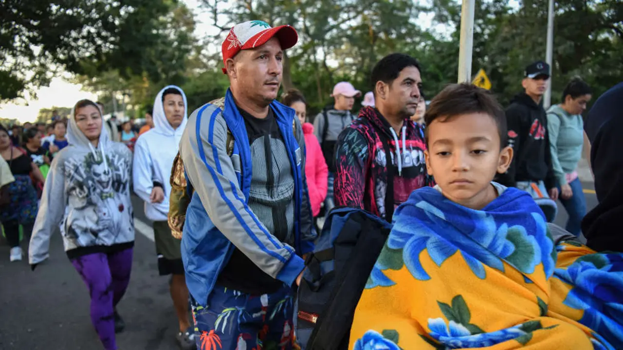 Persoas migrantes en M&eacute;xico dirix&iacute;ndose o 20 de xaneiro de 2025 &aacute; fronteira cos Estados Unidos. (Foto: Isaac Guzman / DPA v&iacute;a Europa Press)