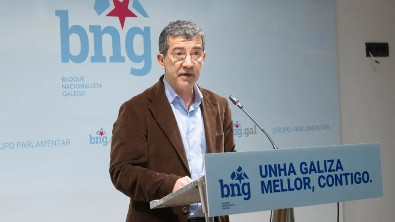 O deputado nacionalista, Iago Tabar&eacute;s, esta sexta feira en rolda de prensa. (Foto: Arxina)