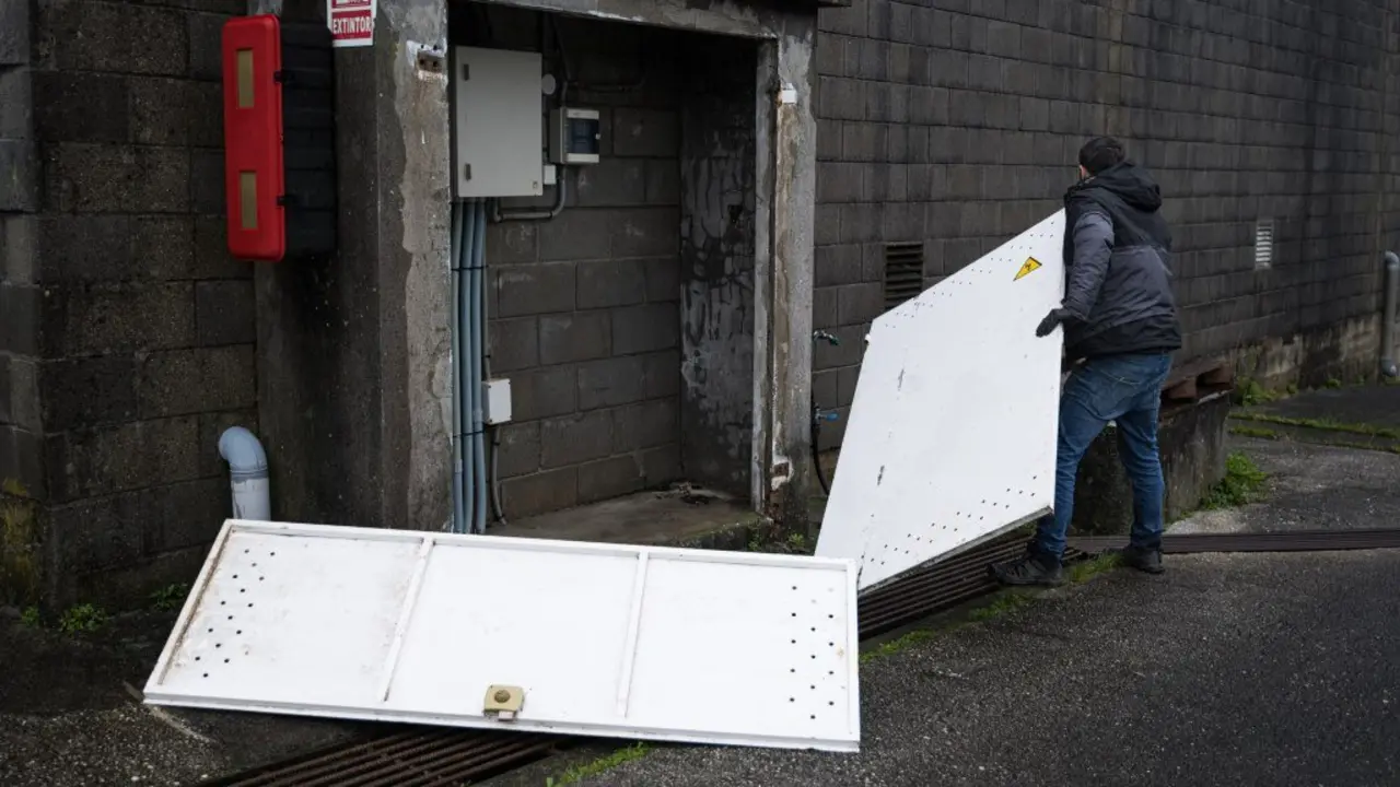 A porta dun contador desprendeuse esta segunda feira no Saln&eacute;s polos refachos de vento que trouxo a borrasca 'Herminia'. (Foto: Elena Fern&aacute;ndez / Europa Press)
