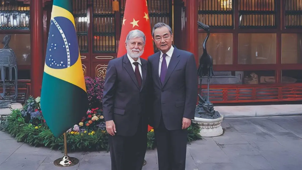 Celso Amorim e Wang Yi durante un encontro en Beijing (China) en maio de 2024. (Foto: Ministerio de Relaci&oacute;ns Exteriores da China).