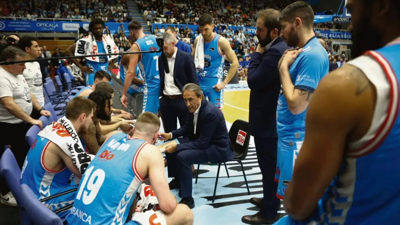 Os xogadores e o corpo t&eacute;cnico do Breog&aacute;n nun tempo morto durante o partido do pasado s&aacute;bado ante o Bilbao (76-71) en Lugo. (Foto: Carlos Castro / ACB Photo)