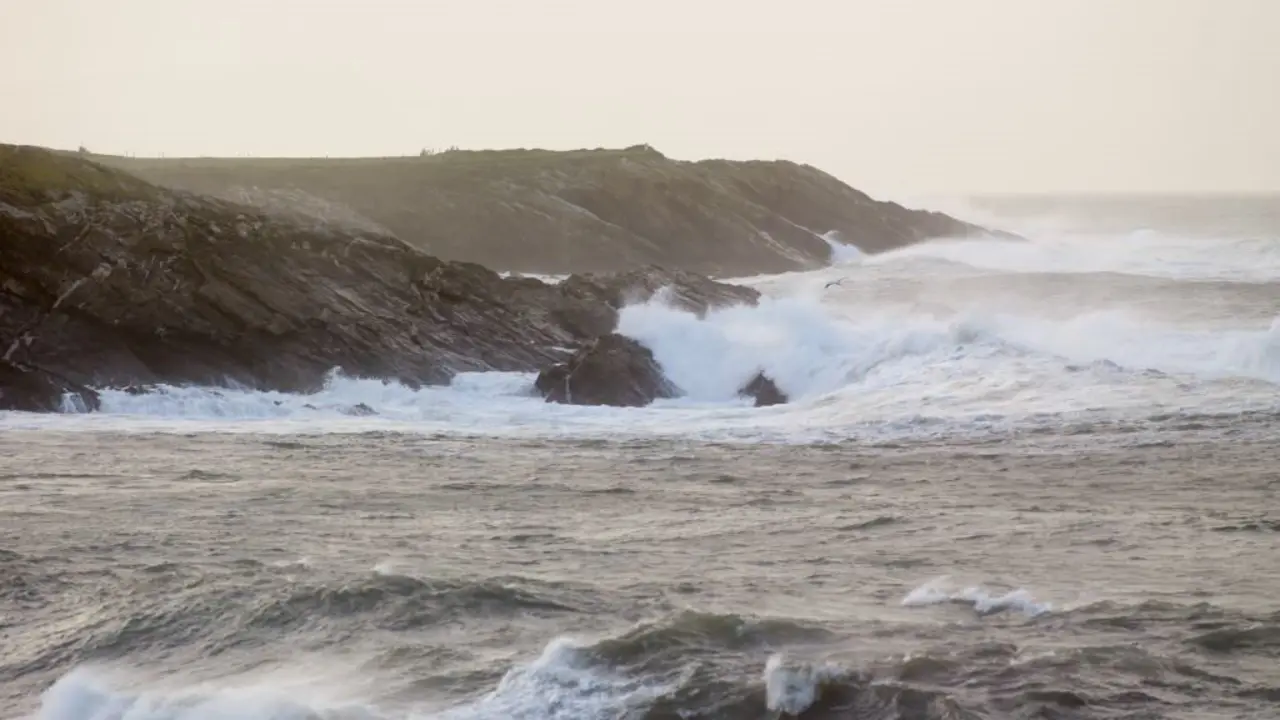Mar bravo en Ribadeo (A Mari&ntilde;a). Foto: Carlos Castro / Europa Press)