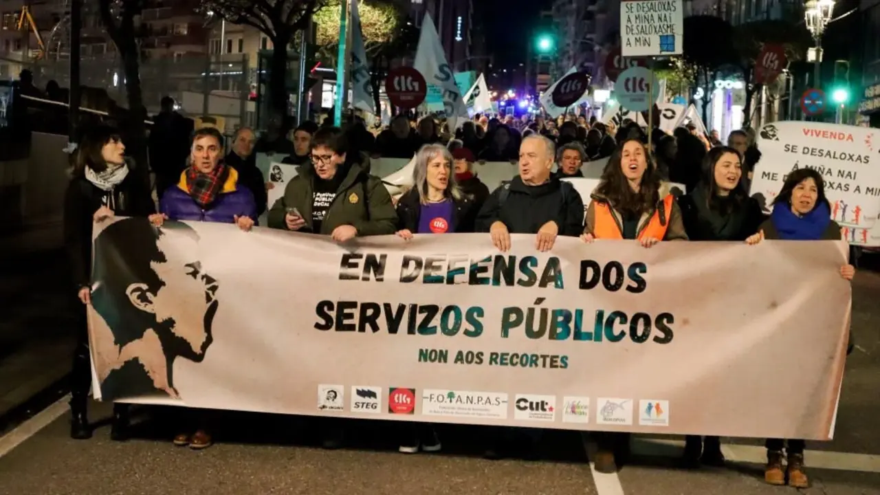 Manifestaci&oacute;n contra os recortes nos servizos p&uacute;blicos decorrida esta quinta feira en Vigo. (Foto: N&oacute;s Diario)