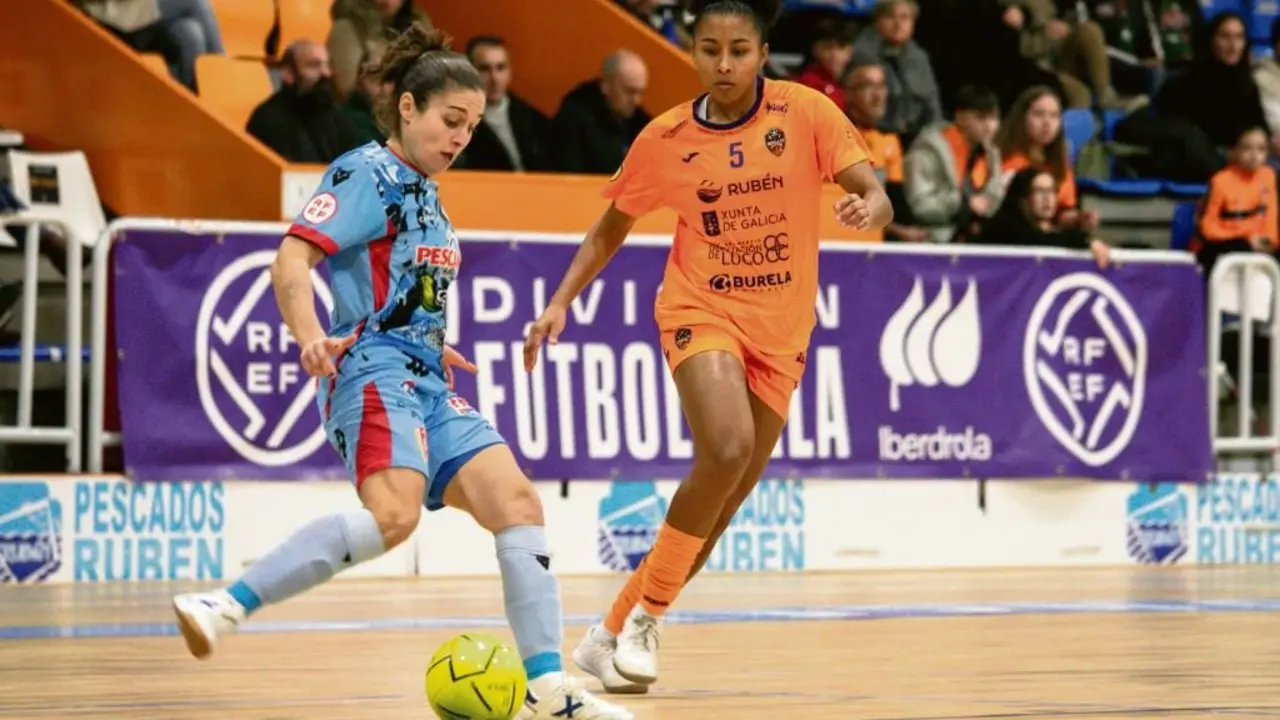 Ale de Paz, do Poio, e Claudiane da Silva, do Burela. (Foto: Burela FS)