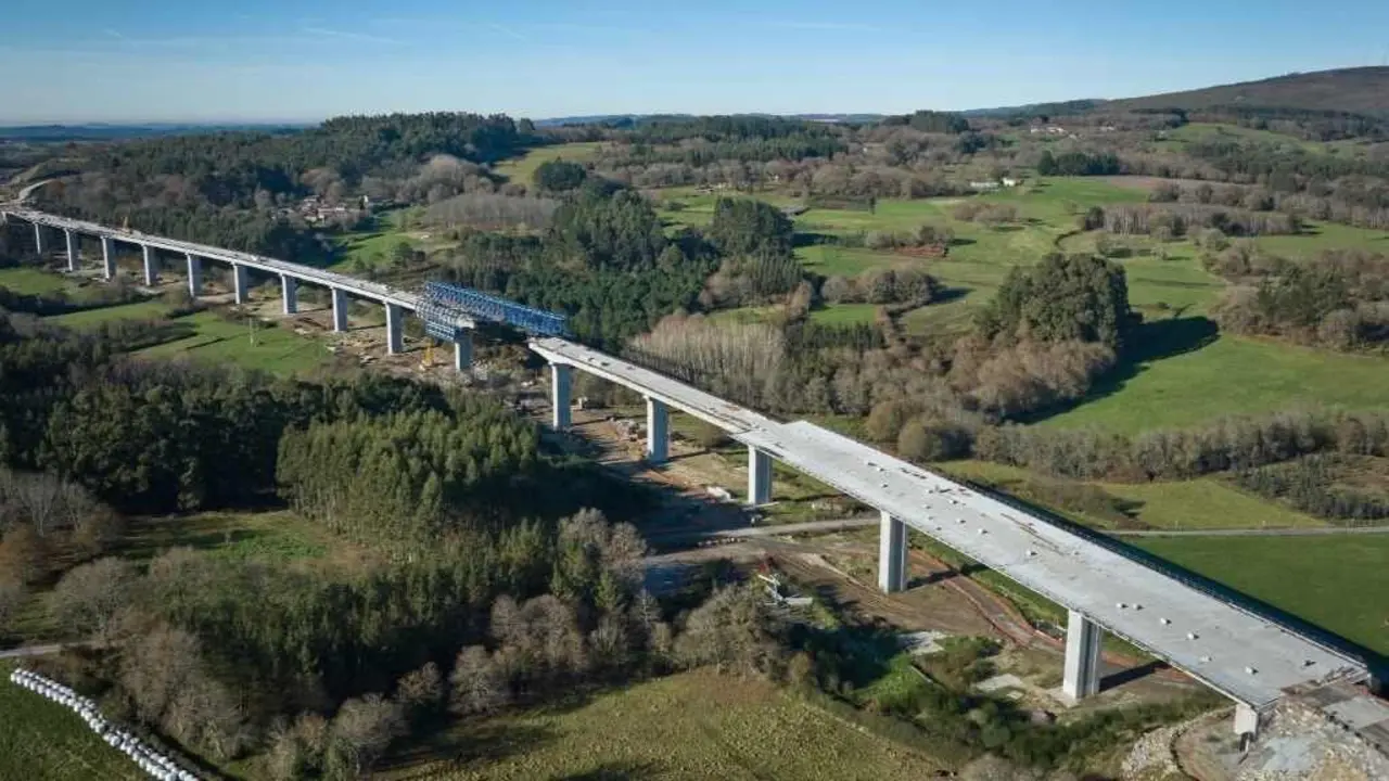 Obras do viaduto de Pambre, na autov&iacute;a Compostela-Lugo. (Foto: Acciona)