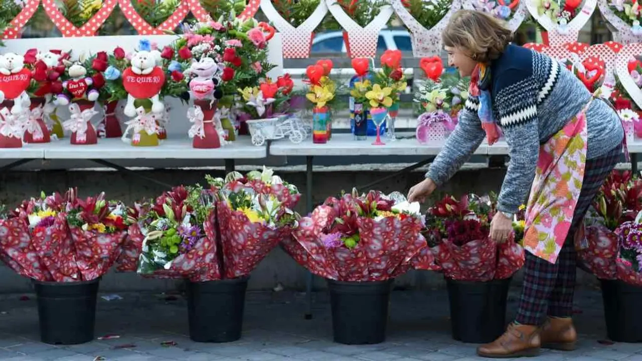 Unha muller preparando os ramos de flores de cara ao 'D&iacute;a de San Valent&iacute;n'. (Foto: Gustavo Valiente / Europa Press)