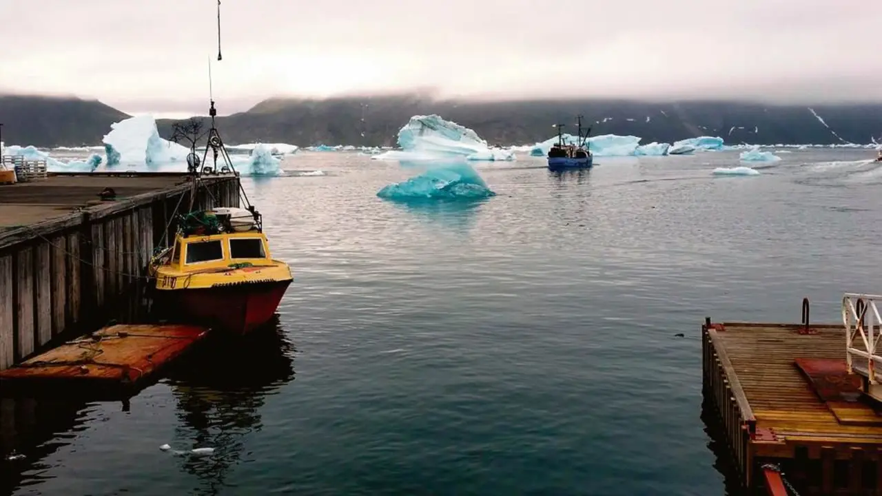 Barcos navegando entre os icebergs en Grenlandia. (Foto: Tinke10)