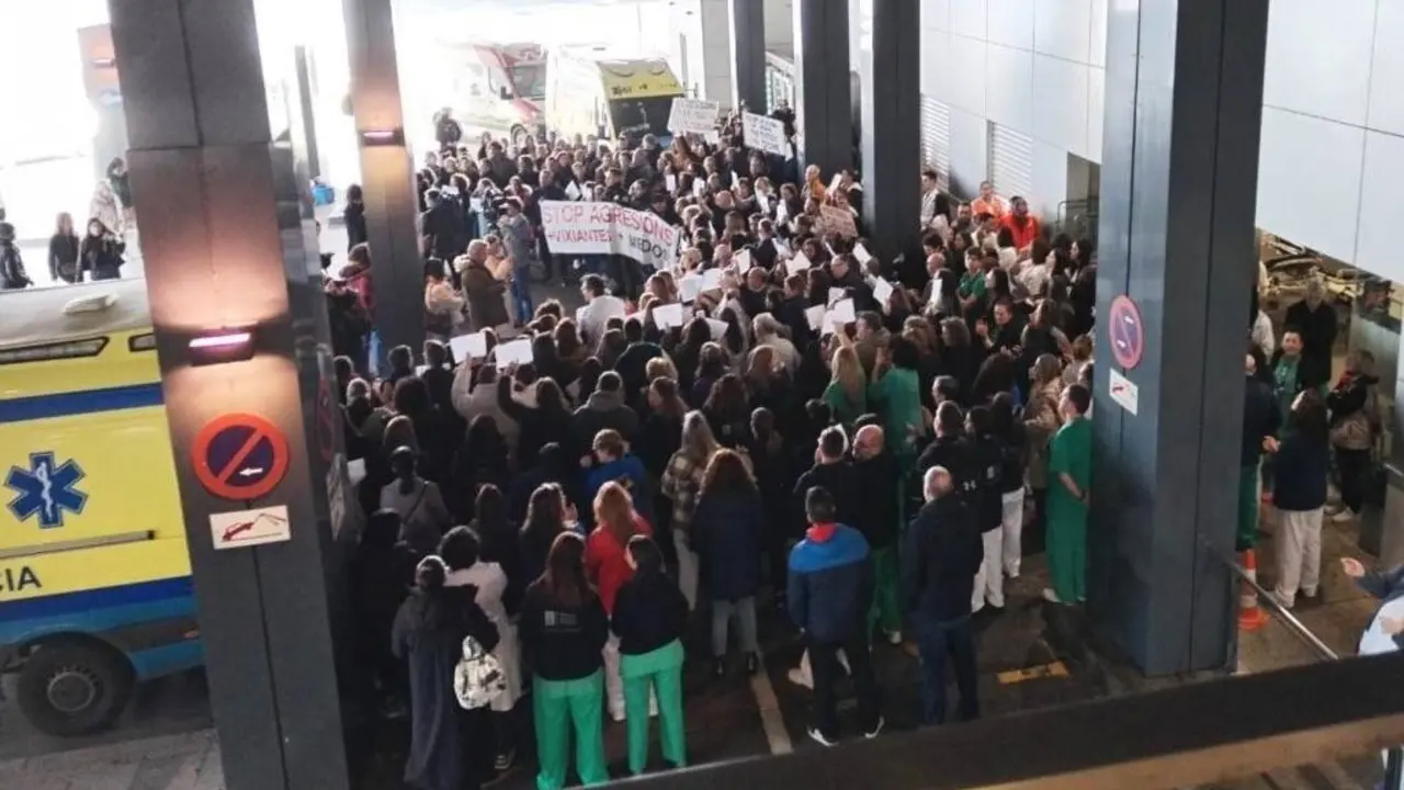 Protesta ante Urxencias do Chuac, onte na Coru&ntilde;a. (Foto: N&oacute;s Diario)
