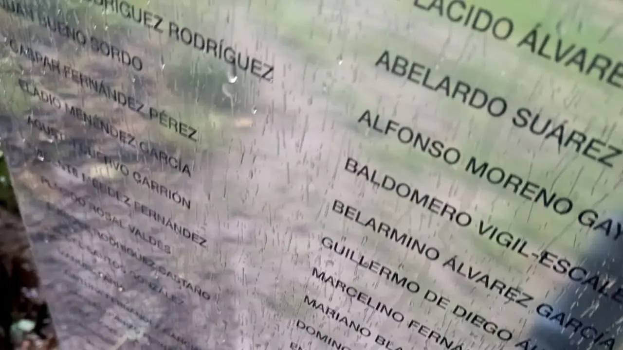Detalle do memorial, cos nomes das v&iacute;timas. (Foto: Comit&eacute; de Memoria Hist&oacute;rica da Comarca de Celanova)