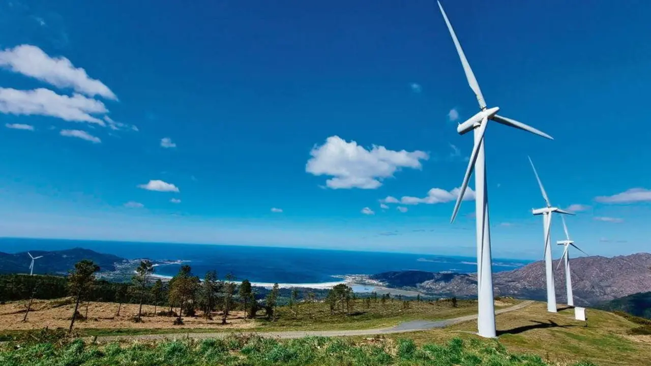 Varios aeroxeradores fronte ao mar en Carnota (comarca de Muros). (Foto: CDN)