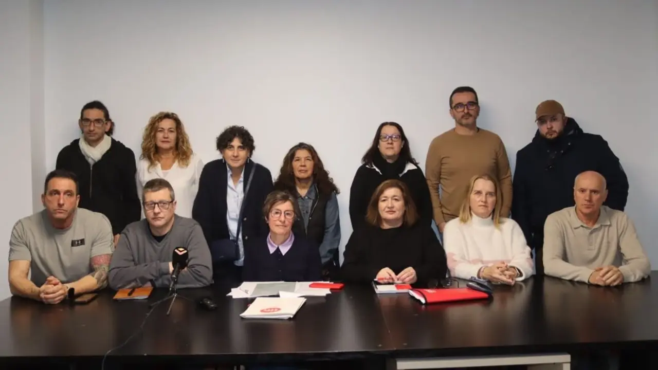 Dores Mart&iacute;nez (abaixo terceira pola esquerda) onte na rolda. (Foto: N&oacute;s Diario)