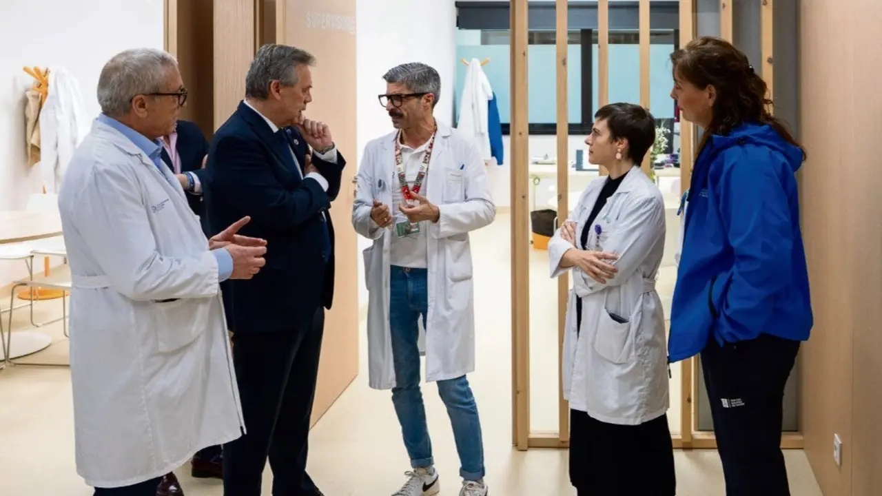 O conselleiro de Sanidade, Antonio G&oacute;mez Caama&ntilde;o, segundo pola esquerda, esta cuarta feira no Hospital &Aacute;lvaro Cunqueiro de Vigo. (Foto: Xunta da Galiza)